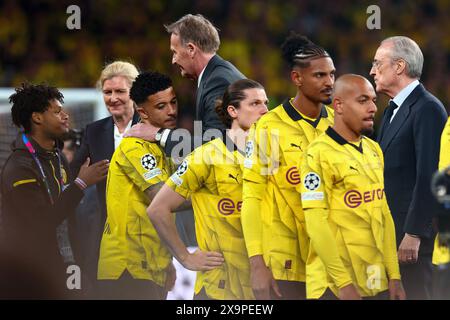 Wembley Stadium, London, Großbritannien. Juni 2024. UEFA Champions League Football Final, Borussia Dortmund gegen Real Madrid; Ein niedergeschlagener Jadon Sancho von Borussia Dortmund zusammen mit seinen Teamkollegen Credit: Action Plus Sports/Alamy Live News Stockfoto