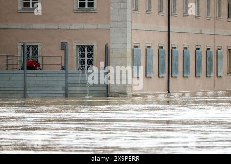 Weltenburg, Deutschland. Juni 2024. Das Wasser wird vom Kloster Weltenburg über eine mobile Hochwasserschutzmauer zurück in die Donau gepumpt. Für den Landkreis Kelheim in Niederbayern wurde wegen der Überschwemmungen und der steigenden Wasserstände der Ausnahmezustand ausgerufen. Dies wurde von der Bezirksverwaltung am Sonntag bekannt gegeben. Quelle: Pia Bayer/dpa/Alamy Live News Stockfoto