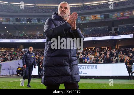 Coach Ange Postecoglou aus Tottenham geht auf das Spielfeld vor dem Ausstellungsspiel zwischen Tottenham und Newcastle am MCG am 22. Mai 2024 in Me Stockfoto