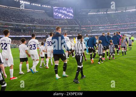 Die Spieler von Tottenham und Newcastle gehen auf das Spielfeld vor dem Ausstellungsspiel zwischen Tottenham und Newcastle am 22. Mai 2024 im MCG in Melbourn Stockfoto