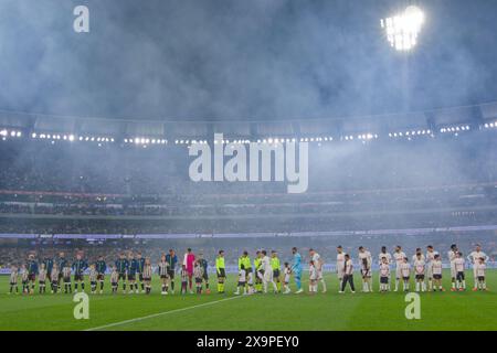 Match-Schiedsrichter und Spieler schütteln vor dem Ausstellungsspiel zwischen Tottenham und Newcastle am 22. Mai 2024 in Melbourne, Australien, die Hand Stockfoto