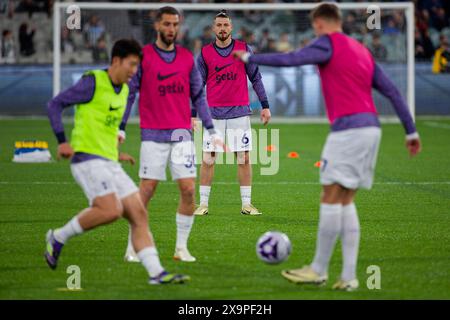 Radu Dragusin aus Tottenham wärmt sich vor dem Ausstellungsspiel zwischen Tottenham und Newcastle am 22. Mai 2024 in Melbourne auf Stockfoto