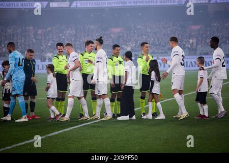 Schiedsrichter und Spieler schütteln vor dem Ausstellungsspiel zwischen Tottenham und Newcastle am 22. Mai 2024 in Melbourne, Australien, die Hand Stockfoto