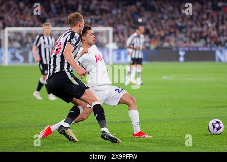 Dan Burn aus Newcastle tritt um den Ball mit Brennan Johnson aus Tottenham während des Ausstellungsspiels zwischen Tottenham und Newcastle im MCG o an Stockfoto