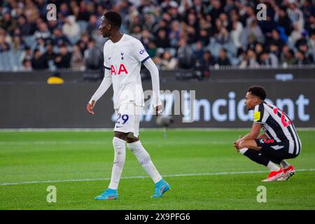 Pape Matar Sarr aus Tottenham und Jacob Murphy aus Newcastle schauen während des Ausstellungsspiels zwischen Tottenham und Newcastle am 22. Mai in der MCG zu, Stockfoto