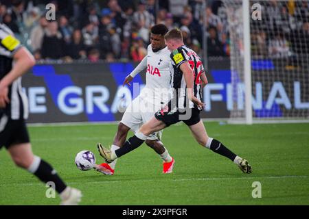 Elliot Anderson aus Newcastle tritt um den Ball mit Emerson Royal aus Tottenham während des Ausstellungsspiels zwischen Tottenham und Newcastle an Stockfoto