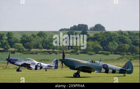 Supermarine Spitfire PL983 landet während der IWM Duxford Air Show in Cambridgeshire. Bilddatum: Sonntag, 2. Juni 2024. Stockfoto