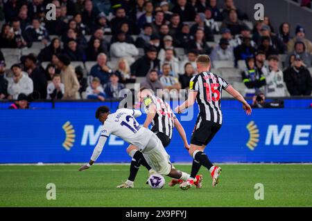 Elliot Anderson aus Newcastle tritt um den Ball mit Emerson Royal aus Tottenham während des Ausstellungsspiels zwischen Tottenham und Newcastle an Stockfoto