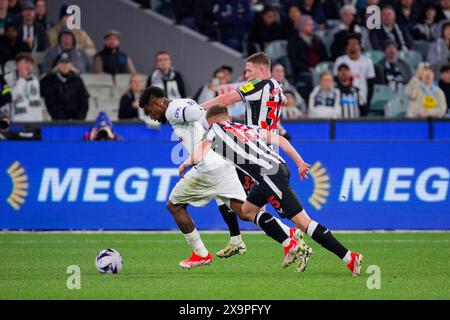 Elliot Anderson aus Newcastle tritt um den Ball mit Emerson Royal aus Tottenham während des Ausstellungsspiels zwischen Tottenham und Newcastle an Stockfoto