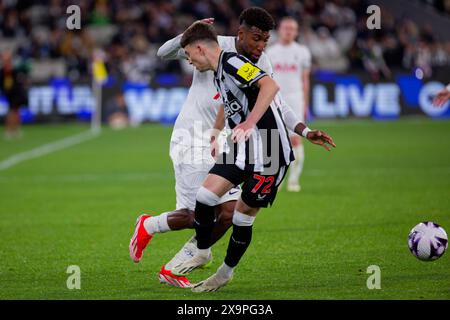 Dylan Charlton of Newcastle tritt um den Ball mit Emerson Royal of Tottenham während des A-League-Spiels zwischen Tottenham und Newcastle an der MCG an Stockfoto