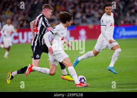 Alex Murphy aus Newcastle tritt um den Ball mit Bryan Gil aus Tottenham während des Ausstellungsspiels zwischen Tottenham und Newcastle an der MCG auf M an Stockfoto