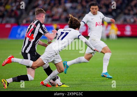 Alex Murphy aus Newcastle tritt um den Ball mit Bryan Gil aus Tottenham während des Ausstellungsspiels zwischen Tottenham und Newcastle an der MCG auf M an Stockfoto