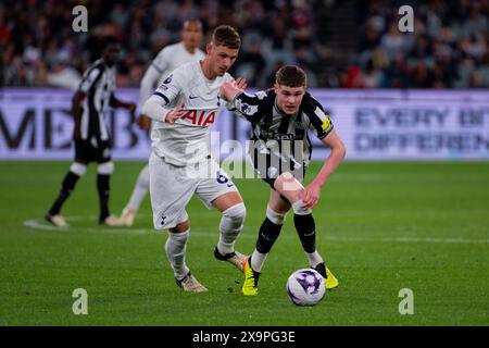 Alex Murphy aus Newcastle tritt um den Ball mit Jamie Donley aus Tottenham während des Ausstellungsspiels zwischen Tottenham und Newcastle an der MCG o an Stockfoto