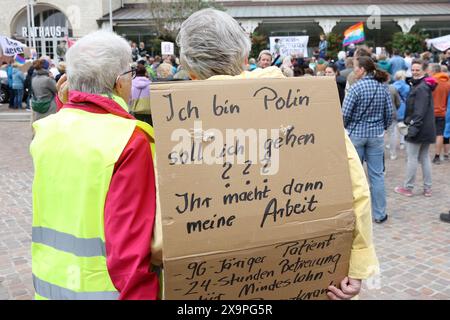 02. Juni 2024, Schleswig-Holstein, Westerland (sylt): Ein Teilnehmer an einer Rallye trägt ein Pappschild mit der Aufschrift „Ich bin Pole, soll ich gehen? Dann machst du meine Arbeit?". Nach dem Rassismus-Skandal auf Sylt riefen mehrere Gruppen zu einer Demonstration auf. Foto: Bodo Marks/dpa Stockfoto