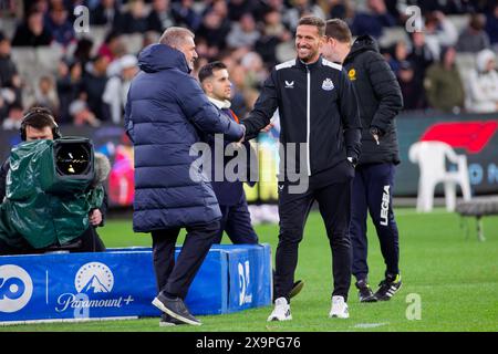 Coach Ange Postecoglou aus Tottenham schüttelt Jason Tindall aus Newcastle nach dem Ausstellungsspiel zwischen Tottenham und Newcastle am MC die Hand Stockfoto