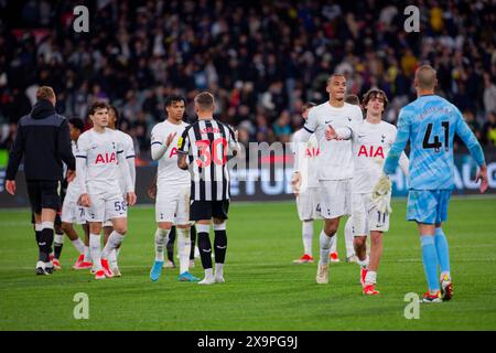 Die Spieler von Tottenham und Newcastle United schütteln nach dem Ausstellungsspiel zwischen Tottenham und Newcastle am 22. Mai 2024 in Melbourne die Hand. Stockfoto