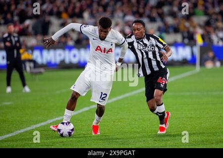 Amadou Diallo aus Newcastle tritt um den Ball mit Emerson Royal aus Tottenham während des Ausstellungsspiels zwischen Tottenham und Newcastle an Stockfoto