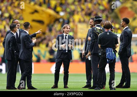 London, Großbritannien. Juni 2024. Luka Modric (Real) Fußball/Fußball : Modric spricht mit den Mannschaftsspielern, bevor er das Finale der UEFA Champions League 2024 in London zwischen Borrusia Dortmund 0-2 Real Madrid CF im Wembley Stadium in London startet. Quelle: Mutsu Kawamori/AFLO/Alamy Live News Stockfoto