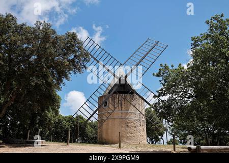 02.06.2024, Ausflug Ramatuelle Frankreich, Cote dAzur, im Bild: Windmühle von Paillas bei Ramatuelle *** 02 06 2024, Ausflug Ramatuelle France, Cote d Azur, im Bild Windmühle von Paillas bei Ramatuelle Stockfoto