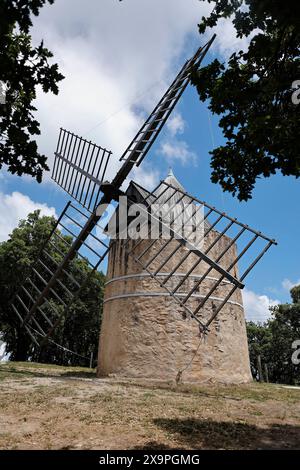 02.06.2024, Ausflug Ramatuelle Frankreich, Cote dAzur, im Bild: Windmühle von Paillas bei Ramatuelle *** 02 06 2024, Ausflug Ramatuelle France, Cote d Azur, im Bild Windmühle von Paillas bei Ramatuelle Stockfoto