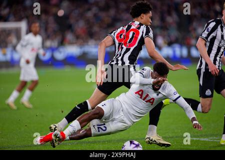 Travis Hernes aus Newcastle tritt um den Ball mit Emerson Royal aus Tottenham während des A-League-Spiels zwischen Tottenham und Newcastle an der MCG an Stockfoto