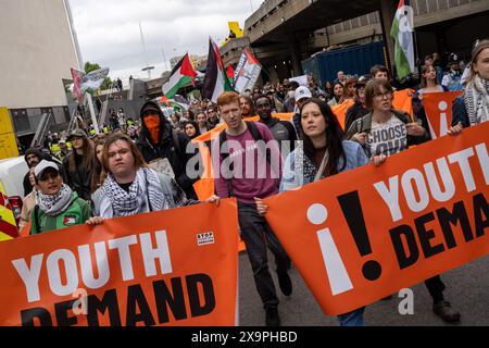 London, Großbritannien. Juni 2024. Jugendliche fordern Demonstranten, die während der Demonstration Banner halten. Die Demonstranten der Jugendforderung hielten einen Protest zur Unterstützung des Gazastreifens und der Palästinenser ab. Nach ihren Reden wurde ein Katz- und Mausspiel mit der Polizei in den Straßen von South East London beobachtet. Die Demonstranten blockierten die Straßen und sorgten für Verkehr, indem sie mitten auf den Straßen saßen und sich hinlegten. Die Polizei erließ eine öffentliche Ordnung in Sektion 12 und mehrere Verhaftungen wurden durchgeführt. (Foto: James Willoughby/SOPA Images/SIPA USA) Credit: SIPA USA/Alamy Live News Stockfoto