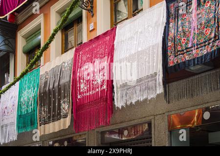 toledo, Spanien, 19. Juni 2014: Bunte Mantillas schmücken Toledos Straßen während Fronleichnam Stockfoto