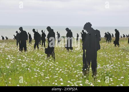 Normandie, Frankreich. Juni 2024. Die Statuen der Statuen der Gedenkstätte Standing with Giants befinden sich inmitten tausender Wildblumen in Vorbereitung auf die Zeremonie zum 80. Jahrestag des D Day, die am Donnerstag, den 6. Juni stattfinden soll. Mit dem Titel „for Your Tomorrow“ beträgt die Gesamtzahl der Statuen 1475 mit einem geneigten Kopf, der einen verlorenen Soldaten am DDay darstellt. Am Donnerstag werden viele Staatsoberhäupter, Veteranen und Beamte empfangen, die den 80. Jahrestag der Landungen des D-Day und der Schlacht in der Normandie gedenken werden. Credit: Casper Farrell/Alamy News Credit: Casper Farrell Photography/Alamy Stockfoto