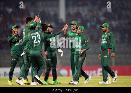 Bangladeschische Spieler feiern beim zweiten T20-Spiel gegen Sri Lanka im Sylhet International Cricket Stadium (SICS), Lakkatura, Stockfoto