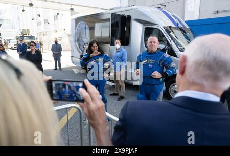 Cape Canaveral, Vereinigte Staaten von Amerika. Juni 2024. NASA-Astronaut Butch Wilmore, rechts, und Mitstreiter Suni Williams, links, unterhalten sich mit Familie und Freunden, bevor sie am 1. Juni 2024 in Cape Canaveral, Florida, zum Launch Complex 41 im Kennedy Space Center steigen. Der Starliner First Mannned Crew Flight Test wurde in letzter Minute erneut gereinigt, nachdem ein Problem mit dem Computersystem festgestellt wurde. Quelle: Joel Kowsky/NASA Photo/Alamy Live News Stockfoto