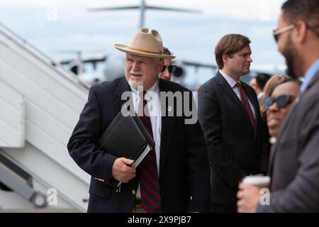 Seattle, Washington, USA. Juni 2024. Sonderagenten und Würdenträger erwarten die Ankunft von Vizepräsidentin Kamala Harris im Boeing Field. Harris macht einen kurzen Halt in der Stadt, um an Spendenaktionen für die Wiederwahl 2024 in Biden-Harris teilzunehmen. Quelle: Paul Christian Gordon/Alamy Live News Stockfoto