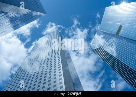 Blick auf moderne Bürohochhäuser mit blauem Himmel im Hintergrund. Stockfoto