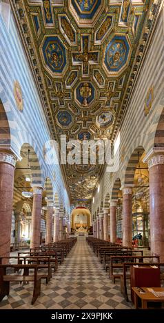 Innenaufnahme mit Decke der Kathedrale von Volterra, gewidmet der Himmelfahrt der Jungfrau, Cattedrale di Santa Maria Assunta, Volterra, Toskana Stockfoto