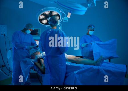 Anästhesiemitarbeiter, der die Narkosemaske vor der Operation auf das Gesicht einer Patientin legt Stockfoto