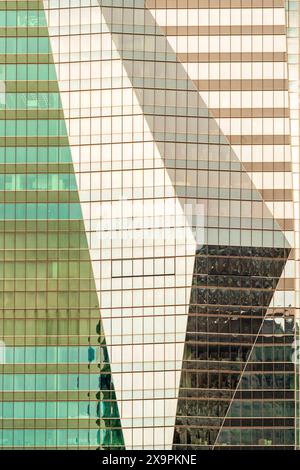 Tele-Nahaufnahme des Glasfensterdesigns und des architektonischen Stils des neuen Sumitomo Fudosan Roppongi Grand Tower in Roppongi in Tokio. Stockfoto