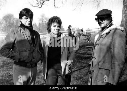 Sam Neill, Lisa Harrow und Produzent Harvey Bernhard, am Set des Films The Final Conflict, 20th Century-Fox, 1981 Stockfoto