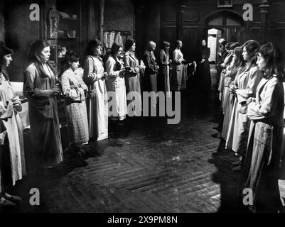 Candida Rosada (Mitte zwischen zwei Reihen von Mädchen), am Set des spanischen Films „das Haus, das schreien“, spanischer Titel: „La Residencia“, auch bekannt als „die Finishing School“, Regia-Arturo González Rodríguez, 1969 Stockfoto