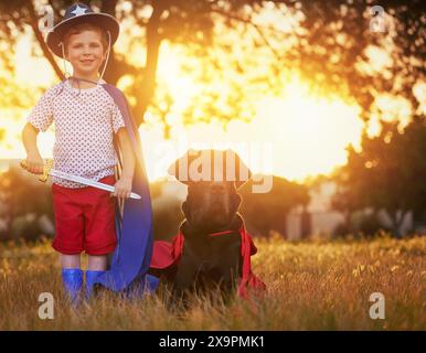 Porträt, Hund oder Kind mit Sheriff Kostüm im Garten für Abenteuer, Binden und Spiele im Freien. Tiere, Haustier oder Kind mit Dane Welpe im Park Stockfoto