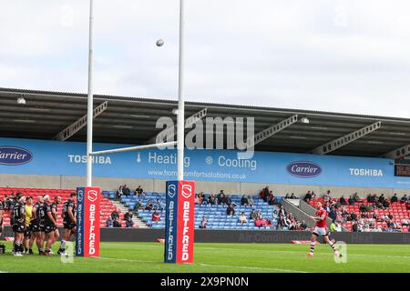 Marc Sneyd von Salford Red Devils nimmt den Conversions-Kick und erzielt 28-0 beim Spiel der Betfred Super League Runde 13 Salford Red Devils gegen London Broncos im Salford Community Stadium, Eccles, Großbritannien, 2. Juni 2024 (Foto: Gareth Evans/News Images) Stockfoto