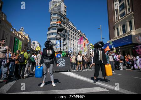 Madrid, Spanien. Juni 2024. Einige Aktivisten tragen Masken in Form von Benzindosen während einer Klimademonstration in Madrid Klimaaktivisten der XR Extinction Rebellion demonstrierten im Zentrum von Madrid, um ein Ende der Subventionen für fossile Brennstoffe zu fordern. Quelle: SOPA Images Limited/Alamy Live News Stockfoto