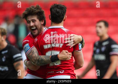 Eccles, Großbritannien. Juni 2024. Shane Wright von Salford Red Devils feiert seinen Versuch, es 26-0 beim Spiel Salford Red Devils gegen London Broncos im Salford Community Stadium, Eccles, Vereinigtes Königreich, am 2. Juni 2024 (Foto: Gareth Evans/News Images) in Eccles, Vereinigtes Königreich, 2024 zu erreichen. (Foto: Gareth Evans/News Images/SIPA USA) Credit: SIPA USA/Alamy Live News Stockfoto