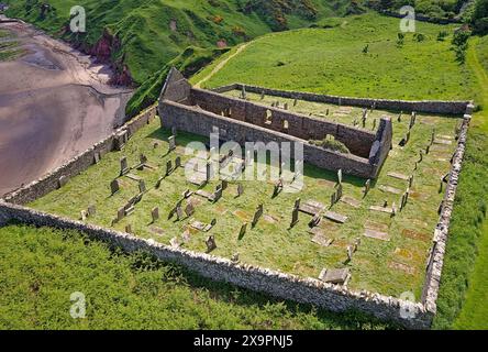 St. John's Church & Kirkyard Gardenstown Aberdeenshire die Ruinen der Kirche und der Friedhof über dem Strand Stockfoto