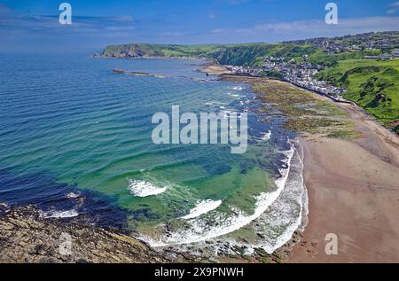 St. John's Church & Kirkyard Gardenstown Aberdeenshire Blick über Bucht und Strand nach Gardenstown Stockfoto