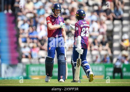 Southampton, Großbritannien. 2. Juni 2024. Zak Crawley (links) und Daniel Bell-Drummond von Kent Spitfires während des Vitality Blast Matches zwischen Hampshire Hawks und Kent Spitfires im Utilita Bowl. Quelle: Dave Vokes/Alamy Live News Stockfoto