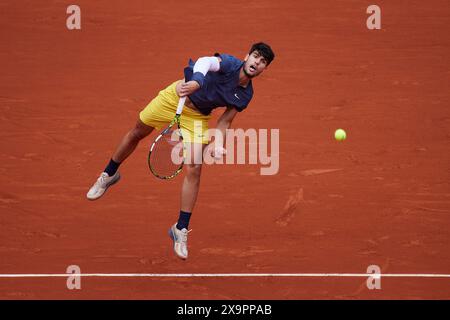 Paris, Frankreich. Juni 2024. Carlos Alcaraz aus Spanien spielt gegen Felix Auger-Aliassime aus Kanada im Spiel der Männer-Singles in der vierten Runde am Tag Acht der French Open 2024 in Roland Garros am 2. Juni 2024 in Paris. (Foto: QSP) Guthaben: QSP/Alamy Live News Stockfoto