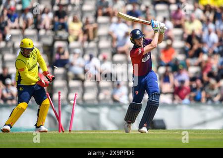 Southampton, Großbritannien. 2. Juni 2024. Zak Crawley von Kent Spitfires wird von Benny Howell während des Vitality Blast Matches zwischen Hampshire Hawks und Kent Spitfires im Utilita Bowl Bowling geführt. Quelle: Dave Vokes/Alamy Live News Stockfoto