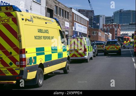 Birmingham, Großbritannien. Juni 2024. Die West Midlands Fire Service verfügt über 10 Pumpen mit rund 50 Feuerwehrleuten, eine hochvolumige Besatzung und eine hydraulische Plattform, die bei einem Brand in einer Industrieeinheit in der Lower Tower Street in Newtown, Birmingham, anwesend ist. Der Rauch konnte man meilenweit in der Stadt sehen. Ein Anruf von 999 kam um 15:20 Uhr zu einem großen Feuer im Industriegebäude. Die Feuerwehrleute versuchen nun, eine Brandausbreitung auf benachbarte Grundstücke zu verhindern. Dem Vernehmen nach enthält der Hof eine unbekannte Anzahl von Zylindern. Es wurde nicht berichtet, dass jemand verletzt wurde. Quelle: Stop Press Media/Alamy L Stockfoto