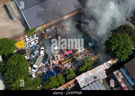 Birmingham, Großbritannien. Juni 2024. Die West Midlands Fire Service verfügt über 10 Pumpen mit rund 50 Feuerwehrleuten, eine hochvolumige Besatzung und eine hydraulische Plattform, die bei einem Brand in einer Industrieeinheit in der Lower Tower Street in Newtown, Birmingham, anwesend ist. Der Rauch konnte man meilenweit in der Stadt sehen. Ein Anruf von 999 kam um 15:20 Uhr zu einem großen Feuer im Industriegebäude. Die Feuerwehrleute versuchen nun, eine Brandausbreitung auf benachbarte Grundstücke zu verhindern. Dem Vernehmen nach enthält der Hof eine unbekannte Anzahl von Zylindern. Es wurde nicht berichtet, dass jemand verletzt wurde. Quelle: Stop Press Media/Alamy L Stockfoto