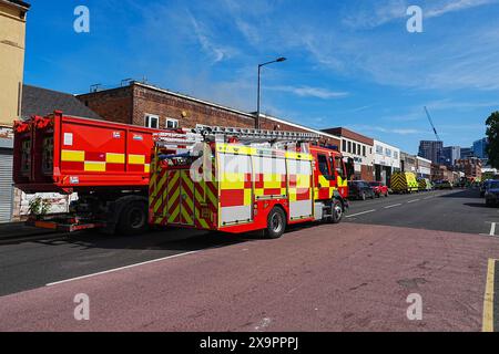 Birmingham, Großbritannien. Juni 2024. Die West Midlands Fire Service verfügt über 10 Pumpen mit rund 50 Feuerwehrleuten, eine hochvolumige Besatzung und eine hydraulische Plattform, die bei einem Brand in einer Industrieeinheit in der Lower Tower Street in Newtown, Birmingham, anwesend ist. Der Rauch konnte man meilenweit in der Stadt sehen. Ein Anruf von 999 kam um 15:20 Uhr zu einem großen Feuer im Industriegebäude. Die Feuerwehrleute versuchen nun, eine Brandausbreitung auf benachbarte Grundstücke zu verhindern. Dem Vernehmen nach enthält der Hof eine unbekannte Anzahl von Zylindern. Es wurde nicht berichtet, dass jemand verletzt wurde. Quelle: Stop Press Media/Alamy L Stockfoto