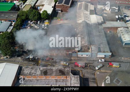 Birmingham, Großbritannien. Juni 2024. Die West Midlands Fire Service verfügt über 10 Pumpen mit rund 50 Feuerwehrleuten, eine hochvolumige Besatzung und eine hydraulische Plattform, die bei einem Brand in einer Industrieeinheit in der Lower Tower Street in Newtown, Birmingham, anwesend ist. Der Rauch konnte man meilenweit in der Stadt sehen. Ein Anruf von 999 kam um 15:20 Uhr zu einem großen Feuer im Industriegebäude. Die Feuerwehrleute versuchen nun, eine Brandausbreitung auf benachbarte Grundstücke zu verhindern. Dem Vernehmen nach enthält der Hof eine unbekannte Anzahl von Zylindern. Es wurde nicht berichtet, dass jemand verletzt wurde. Quelle: Stop Press Media/Alamy L Stockfoto